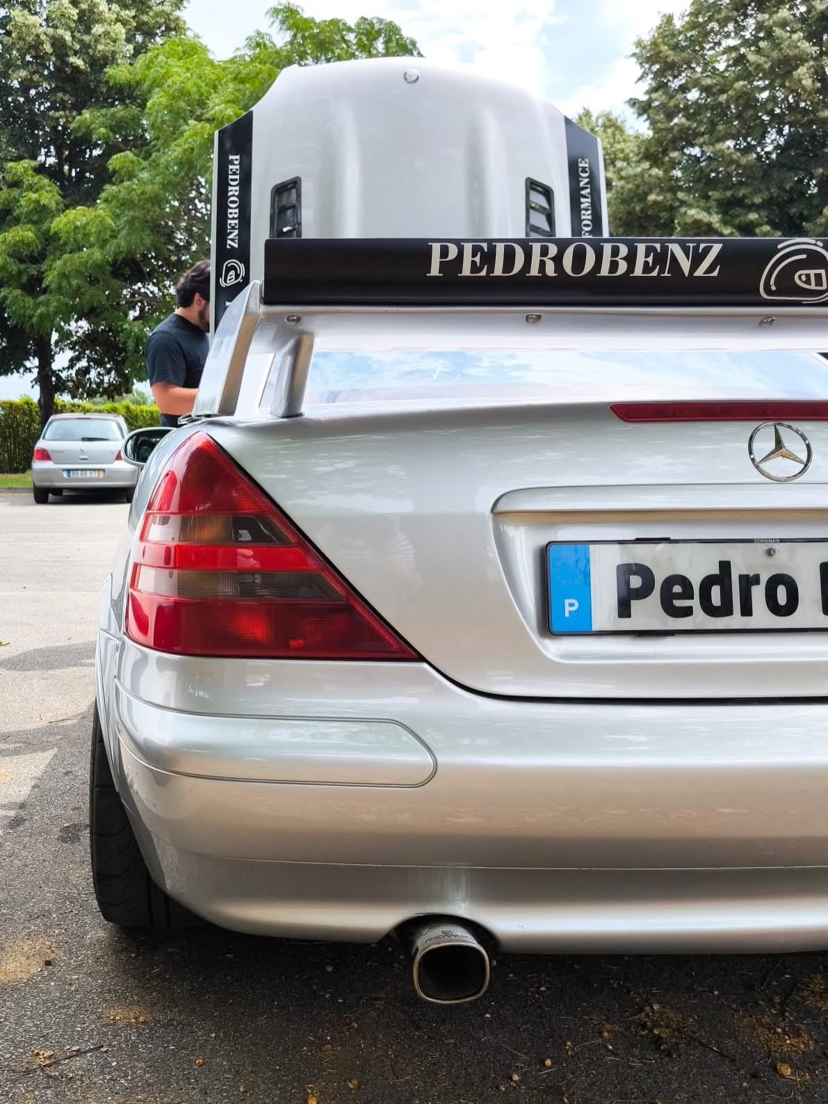 Traseira de um Mercedes-Benz prateado com a identificação Pedrobenz